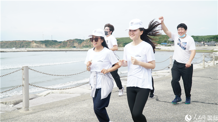 中日青年沿著海岸線奔跑前行。人民網 蔣曉辰攝